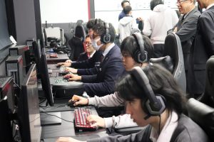 PC部 e-sportsユニホーム贈呈式を執り行いました - 滋賀学園高等